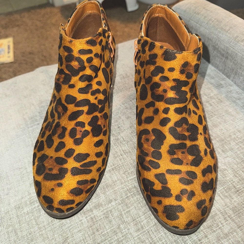 Worn 1-2 times 
Size 8.5 cheetah print booties